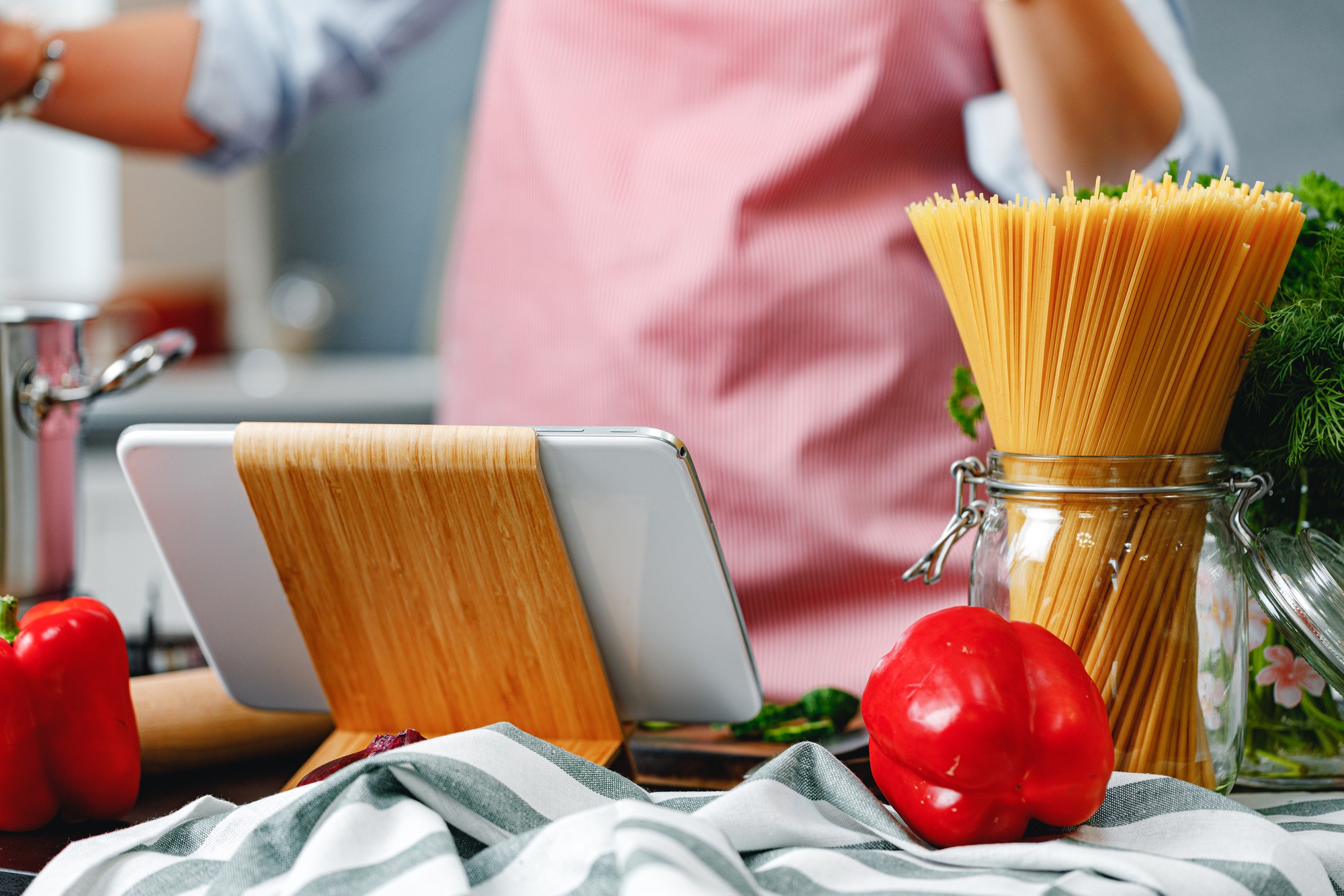 Postazione di cucina con utensili e laptop per corso online